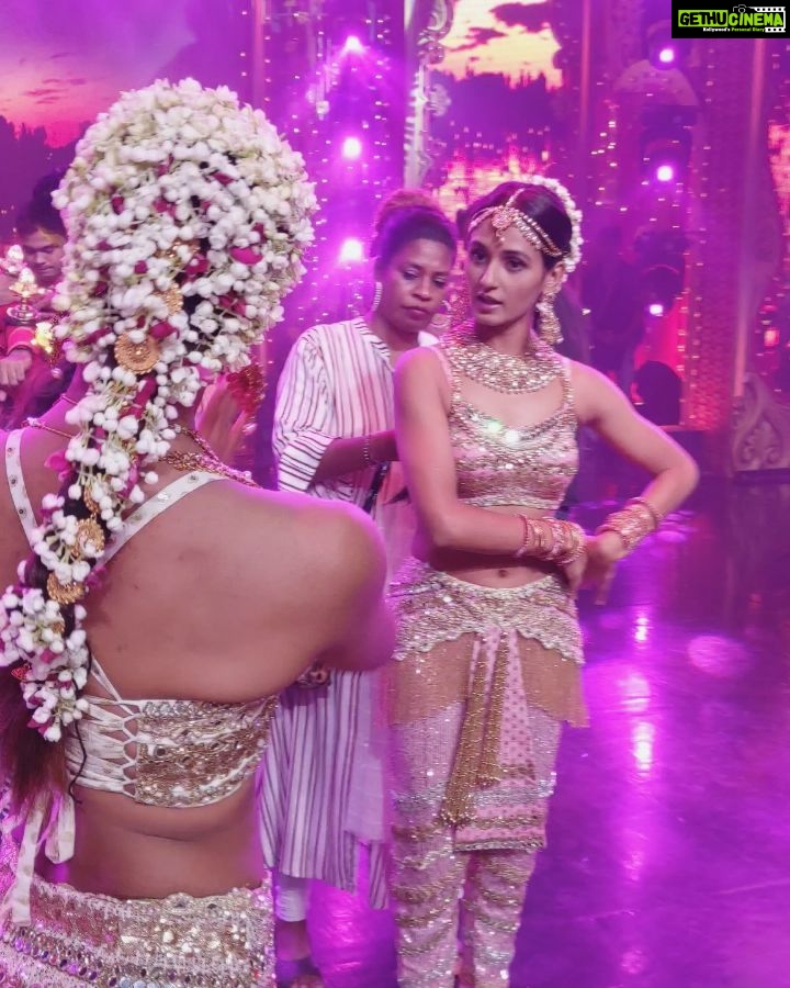 Shakti Mohan Instagram - Bhoooochaaal of steps 😤 Revision before the performance @starplus @star.aniljha #yediwaliapnowali @muktimohan @sanjayshettyofficial @premavshetty @iamkenferns @neerajnavare.makeupartist @shabnam1014 @jagtap721