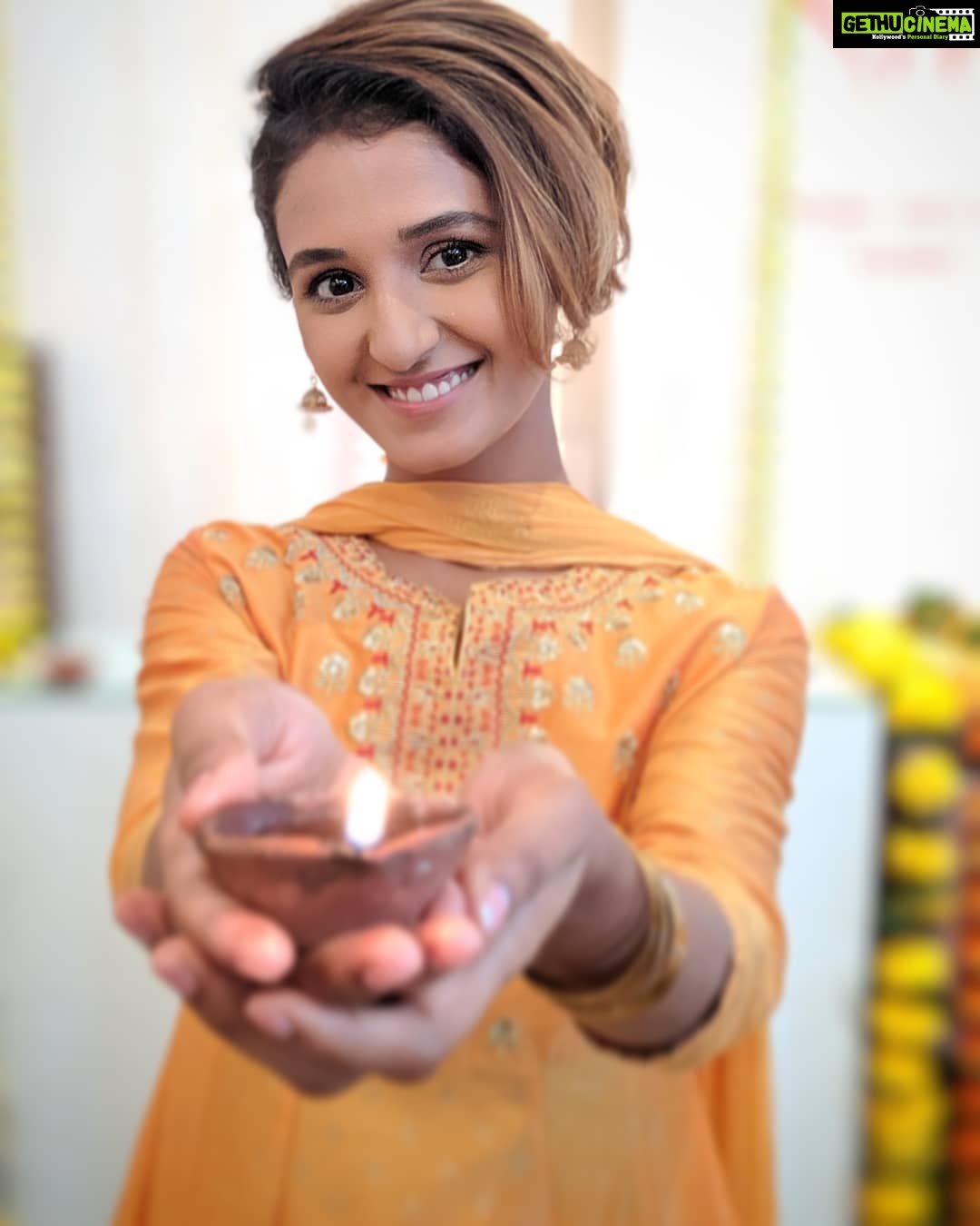 Shakti Mohan Instagram - Welcoming the festival of lights #diwali ✨