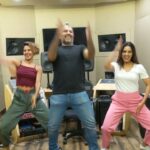 Shakti Mohan Instagram – From The Voice of Bala himself @vishaldadlani 👴👴👴👴BALA 👴👴👴👴👴
@neetimohan18
#balachallenge to ➡️@shekharravjiani  @shalmiaow @muktimohan @nihaarpandya 🎥@harsh8harsh