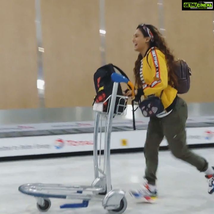Shakti Mohan Instagram - Wait for it.... ⏱️ Hahahahahahahah 🤣🤣🤣🤣🤣🤣🤣 @muktimohan #dumbthings #Airport #sisters #France @francebyfrench You should be on #ScienceofStupid 😜🤪
