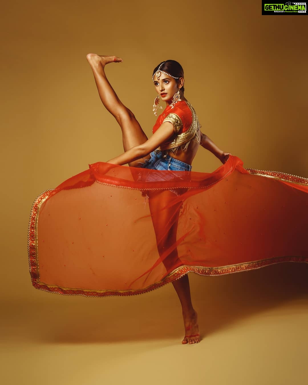 Shakti Mohan Instagram - Wings to show you what you can become 🕊️ Roots to remind you where you're from 🌳 . Excellence by @leegumbsphotography #losangeles Hair & Make up by @dangsonia @penny_kohli