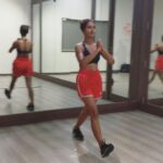 Shakti Mohan Instagram - No ifs, just Butts 😉 #lunges #mondaymorning @clickdino @nrityashakti