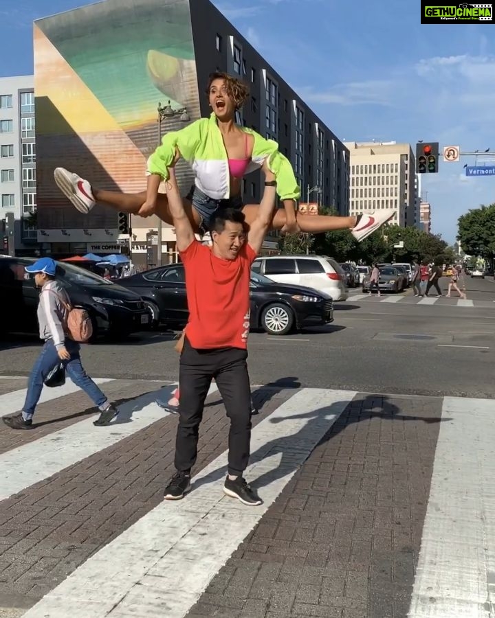 Shakti Mohan Instagram - Hahahahahah ๐โฅ๏ธ Jahan jao Apna Bollywood le jao ๐ฎ๐ณ Beech sadak pe...๐ฆ O ladki #aankhmarey Had such an amazing time with @alexdwong ๐บ I was so scared of the cars coming from all over and still Dancing ๐ฎ Was super duper fun looking for a crosswalk which was this long where we could finish our routine , then how we practiced ๐, thanks to @alishasingh.official who choreographed this on a WhatsApp call ๐ at 2am from India โฅ๏ธ Biggest thanks to @sonakiki to and Nitin for making this all happen ๐ Full video - Link in Bio