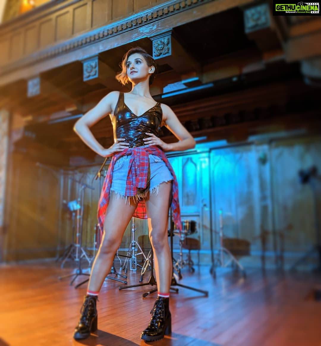 Shakti Mohan Instagram - An Epic day shooting a routine I just learnt and performed šš² So grateful for everything that happened today. Jiny you made it all happen šŗ Big thanks to @mohtionfilms (Manny, Jiny & Marcus) Choreography by the greatest @sircthatsme Thank you Allyssa š@6allyssa Lots of love to all the beautiful dancers I met tonight I am feeling so inspired after watching you all. š·@rajat_rocky_batta Make up @dangsonia Hair @bridalglowstudio #china Los Angeles, California