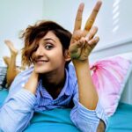 Shakti Mohan Instagram - What's your Monday morning like?☀️ 1. Super duper excited 😍 2. Making peace with it ✌️ 3. Sleepy & Grumpy 😴😫 #mondaymorning