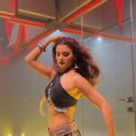 Shakti Mohan Instagram - Here it is…my first belly dance video 🫶🏼 wanna keep learning…it’s super intricate and challenging to move just one lil muscle… dammm I was exhausted trying to do this 🙃 Choreography and lots of patience by @dipikavijay 📸 @souravsharmaofficial Makeup - @makeupbynayan Hair - @aaliyahussainhairmakeupcreator Styled by - @isolatednee @_trishasadh Assisted- @shrutiiiii30 Outfit- @labelneeshujain Jewellery- @silver.kiosk @premavshetty @_shraddhabobade_ @nrityashakti @rajak_sanjip @bablukumar0810 @ra_jeev5521