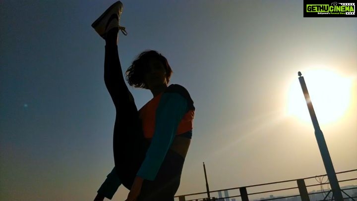 Shakti Mohan Instagram - Playing with Sun and Wind ☀️🌿 . Things I like to do on the terrace #freestyle
