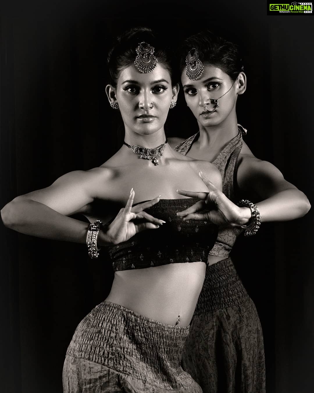 Shakti Mohan Instagram - You are "The Artist of your life" 🌿 Don't give the paintbrush to anyone else #BareYou 🌺 @muktimohan @nikhilshenoyphoto @neerajnavare.makeupartist @shabnam1014 @ankitabbanerjee @jagtap721 @nrityashakti