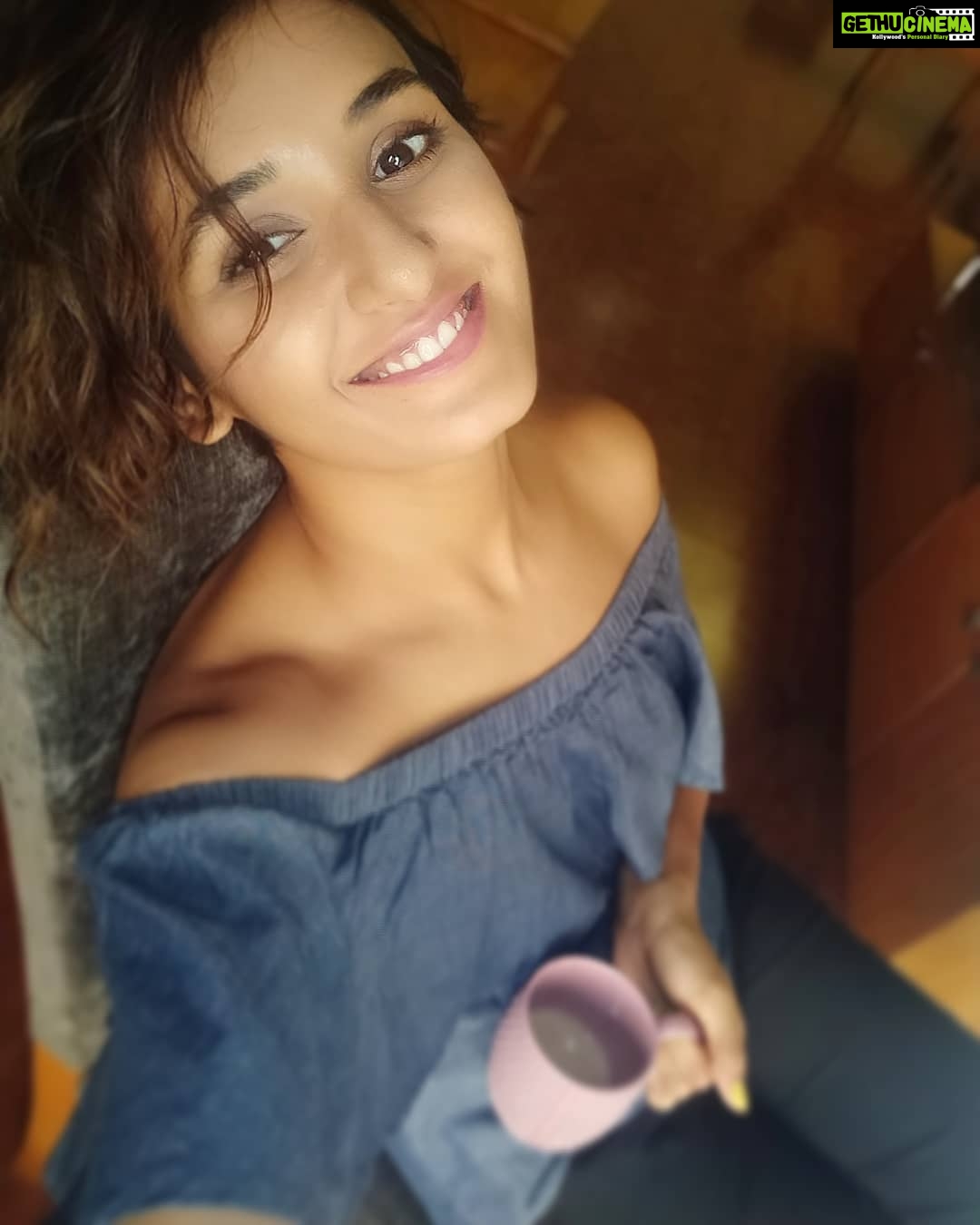 Shakti Mohan Instagram - ☕. 🌧️ #morningcoffee Feels