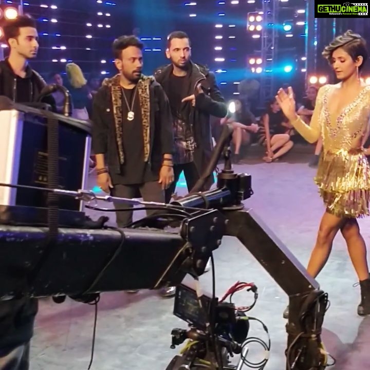 Shakti Mohan Instagram - Helping me decide "How to walk"🙈😜🤣 @dharmesh0011 @raghavjuyal @punitjpathakofficial . About a year ago 🎉 #nawaabzaade @remodsouza @liselleds @jayeshpradhan1 @rahuldid @shaziasamji @piyush_bhagat #behindthescenes