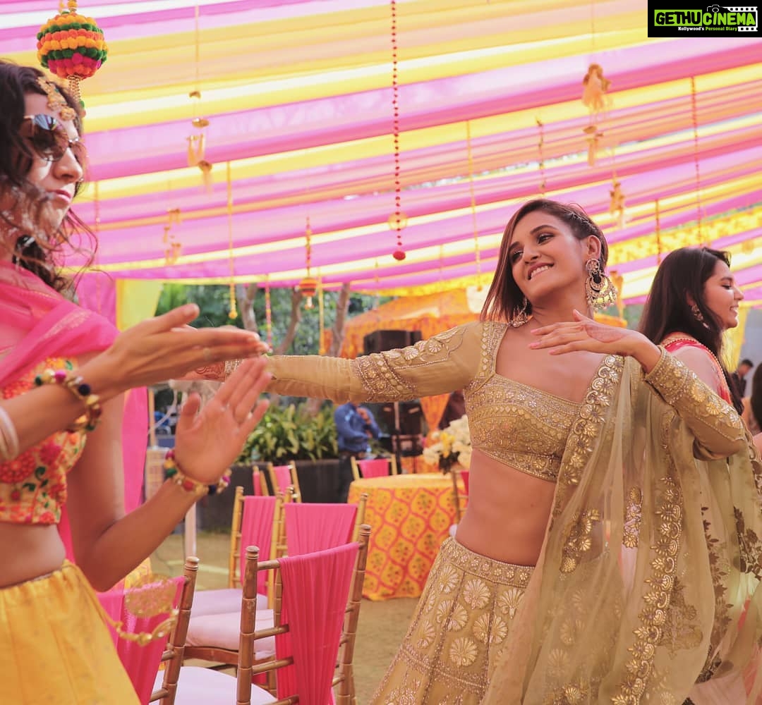 Shakti Mohan Instagram - Life be like... 🤗 🎵 💃✨