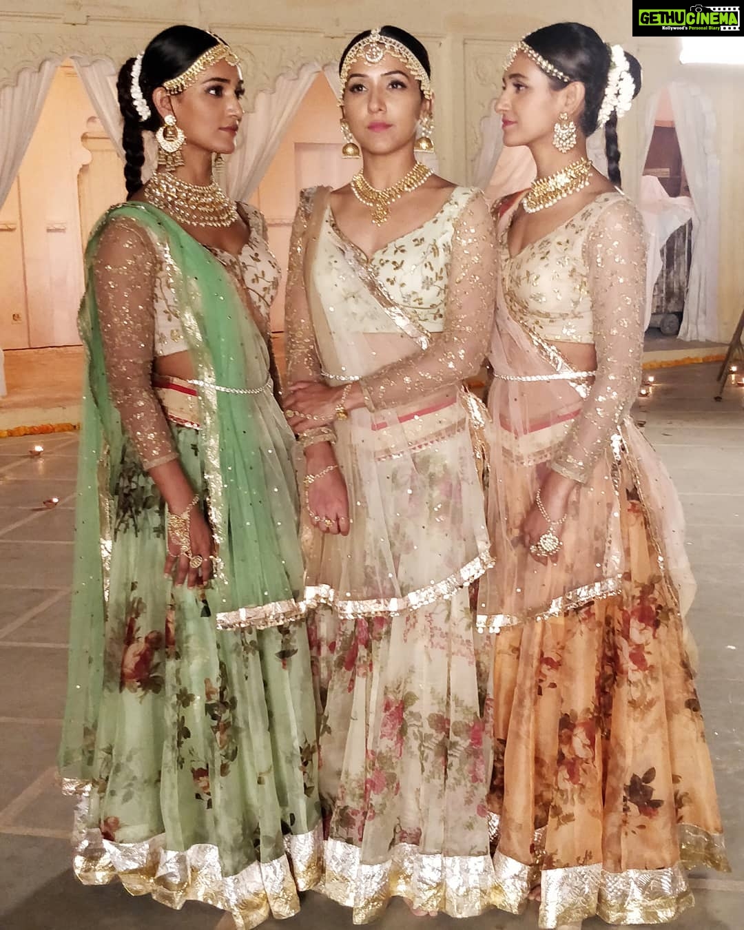 Shakti Mohan Instagram - Staring Contest begins now 😜🤣🤣🤣 . . #kanhare @neetimohan18 @muktimohan