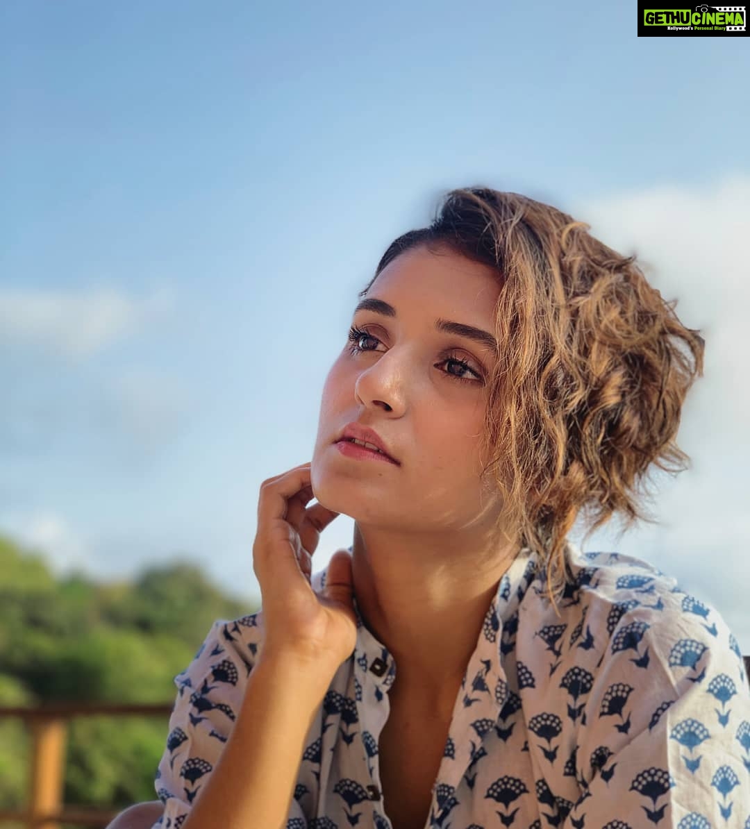 Shakti Mohan Instagram - Gazab ka hai din ...socho zara Ye deewana pan... dekho zara Tum bhi akele hum bhi akeke Maza aa Raha hai Kasam se . #lovethissong 📷 @rohan_shah_