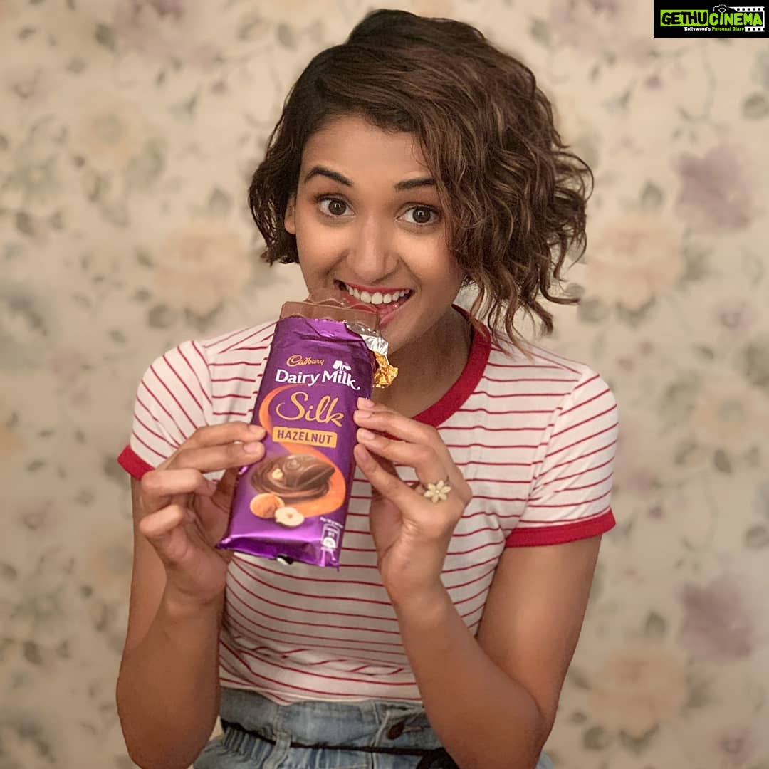 Shakti Mohan Instagram - No matter how the day went, a heavy rehearsal day or a heavy work day, biting into a bar of chocolate at the end of the day is all I need to unwind. And this new #SilkHazelnut by @cadburydairymilksilk is just perfect for this. One bar of chocolate is packed with so many yum hazelnuts and I am so in love with this! Have you tried it yet?
