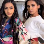 Shakti Mohan Instagram - Power 🆙 Yo 🤘🏼 Lovely dancing with you @dhanashree9 You have such an awesome vibe 🌸 Naari 🤍 Tag us in your Reels @neetimohan18 @muktimohan #NAARIxMohanSisters #InternationalWomensDay #Surneeti #NeetiMohan #ShaktiMohan #MuktiMohan #Naari