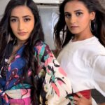 Shakti Mohan Instagram – Power 🆙 Yo 🤘🏼

Lovely dancing with you @dhanashree9 
You have such an awesome vibe 🌸

Naari 🤍
Tag us in your Reels @neetimohan18 @muktimohan 
#NAARIxMohanSisters  #InternationalWomensDay
#Surneeti #NeetiMohan #ShaktiMohan #MuktiMohan #Naari