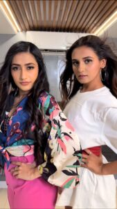 Shakti Mohan Instagram - Power 🆙 Yo 🤘🏼

Lovely dancing with you @dhanashree9 
You have such an awesome vibe 🌸

Naari 🤍
Tag us in your Reels @neetimohan18 @muktimohan 
#NAARIxMohanSisters  #InternationalWomensDay
#Surneeti #NeetiMohan #ShaktiMohan #MuktiMohan #Naari