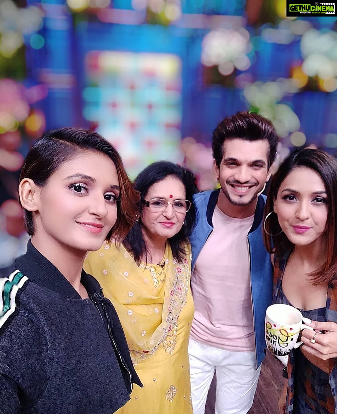 Shakti Mohan Instagram - ððð ð§ð―ðð Such a fun show this is. Have never met such judges in my life ðĪŠðĪĢ @neetimohan18 @arjunbijlani #kitchenchampion @colorstv @muktimohan . . @neerajnavare.makeupartist @premavshetty @jagtap721