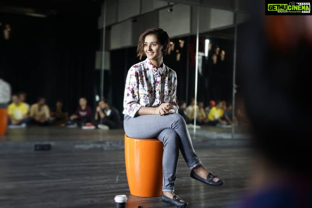 Shakti Mohan Instagram - You Light Up My World ๐บ I feel the happiest when I'm with my students... it is extremely satisfying and fulfilling ๐ฟ May you all live your dreams and enjoy dance to the fullest. @souravsharmaofficial @nrityashakti Program Director: @s_kautia #intensivetrainingprogram studio@nrityashakti.com