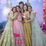 Shakti Mohan Instagram – We are 5 Now 👭🕺👭
@nihaarpandya NJ Zooooo 👨🏻 Yayyyyyyyy 
Welcome to our Mad Mohan family 🐥
@neetimohan18 @kmohan12 @muktimohan

@payalkeyalofficial @aquamarine_jewellery 
Styled by @saachivj
Assisted by @nancyshahh @kotharimegha
@neerajnavare.makeupartist @anitashil.hairstylist 
@jagtap721 📷@israniphotography