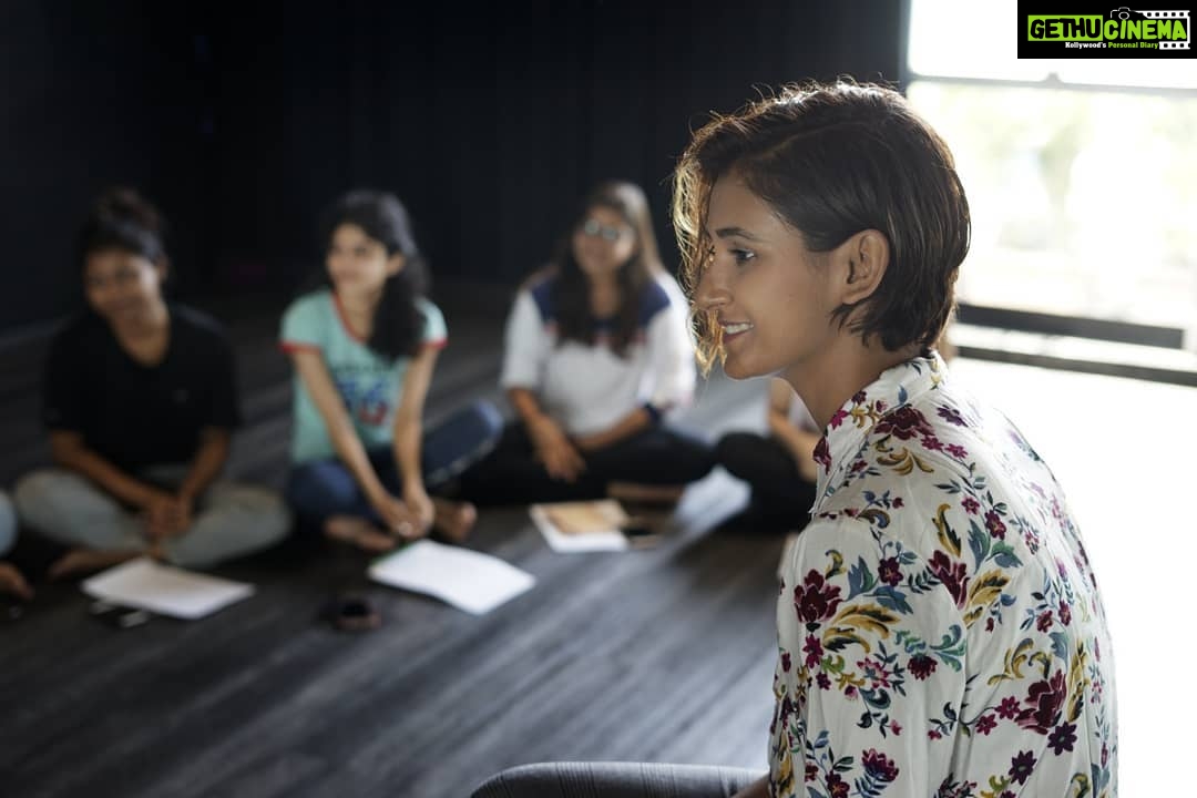 Shakti Mohan Instagram - You Light Up My World ๐บ I feel the happiest when I'm with my students... it is extremely satisfying and fulfilling ๐ฟ May you all live your dreams and enjoy dance to the fullest. @souravsharmaofficial @nrityashakti Program Director: @s_kautia #intensivetrainingprogram studio@nrityashakti.com