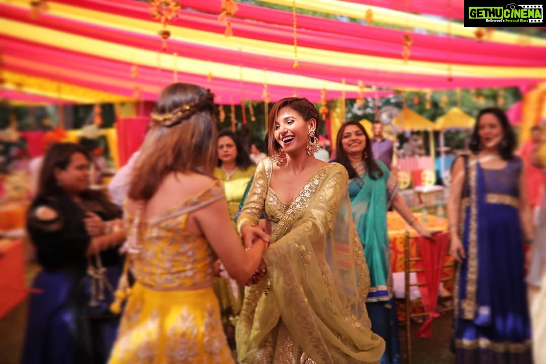 Shakti Mohan Instagram - Kaho na.... Pyaar hai π₯³π₯³ From all the shimmies, kiklis, twerking in lehenga, Gidda, Bollywood, lavni, Bhangra,Dandiya, Disco, Salsa, Ghoomar, contemporary and to all the mad inappropriate moves on the floor. π¦ My dedication to @neetimohan18 @nihaarpandya π€ͺ πΆπ₯΄ You guys bring so much joy in our lives. #forevergrateful