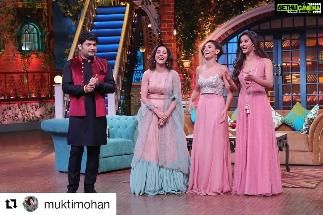 Shakti Mohan Instagram - Felt at HOME with @kapilsharma ๐ค . Watch us TONIGHT at 9:30pm @sonytvofficial @kapilsharmashow Thank you for having us @kapilsharma Partner, @bharti.laughterqueen, @kikusharda #KrishnaAbhishek and Sidhu ji.. #thekapilsharmashow เจธเจพเจจเฉเฉฐ เจเจฐ เจตเจฟเฉฑเจ เจฎเจนเจฟเจธเฉเจธ เจเจฐเจจ เจฒเจ เจงเฉฐเจจเจตเจพเจฆ โค๏ธ @neetimohan18 @muktimohan