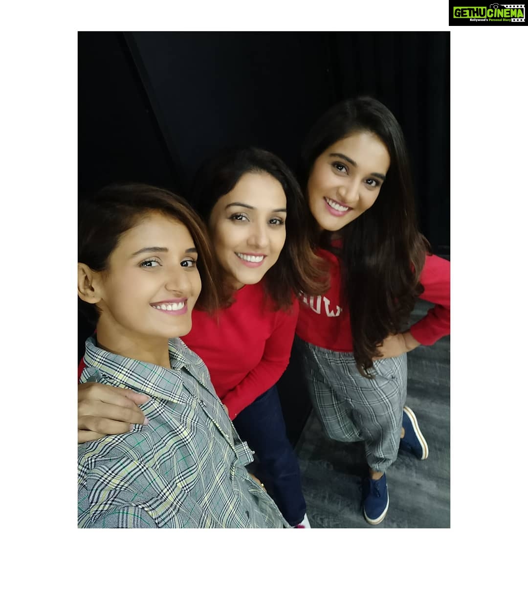 Shakti Mohan Instagram - About last night @neetimohan18 @muktimohan #Arevolt screening So grateful and so lucky to have my sister's love and support always. Thank you @yashasvijuyal @virajsikand for creating such a beautiful film. Such a wonderful experience creating something new. 🌺 Big thanks to all of my friends and family who came to attend the screening. @dharmesh0011 @harsh8harsh @clickdino @mohenakumari @m_pramoth @hardik_did @vaishaliahlawat98 @aditya__dixit @drishti_dixit @srishti0420 @vikhyat_gulati @s_kautia Releasing 24 jan ( link in bio ) Nritya Shakti Studio