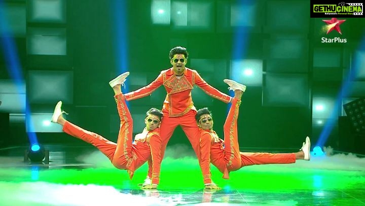 Shakti Mohan Instagram - These guys are CRAZZZZYYYY 🤯 @b_unique_crew So proud of the fact that they are absolutely original and super hardworking. Love their innocence and how disciplined they are. VOTE NOW - ONE MISSED CALL ON 18005320402 Watch out for Jodhpur ke dance veer - Bunique Crew 😎 Rajat we missed you this week. See you in the next one @starplus #danceplus4 @m_pramoth @hardik_did @leonel.sequeira @mukeshgupta.eoc @valentine.bernard @suru24_ @yashkanojia_