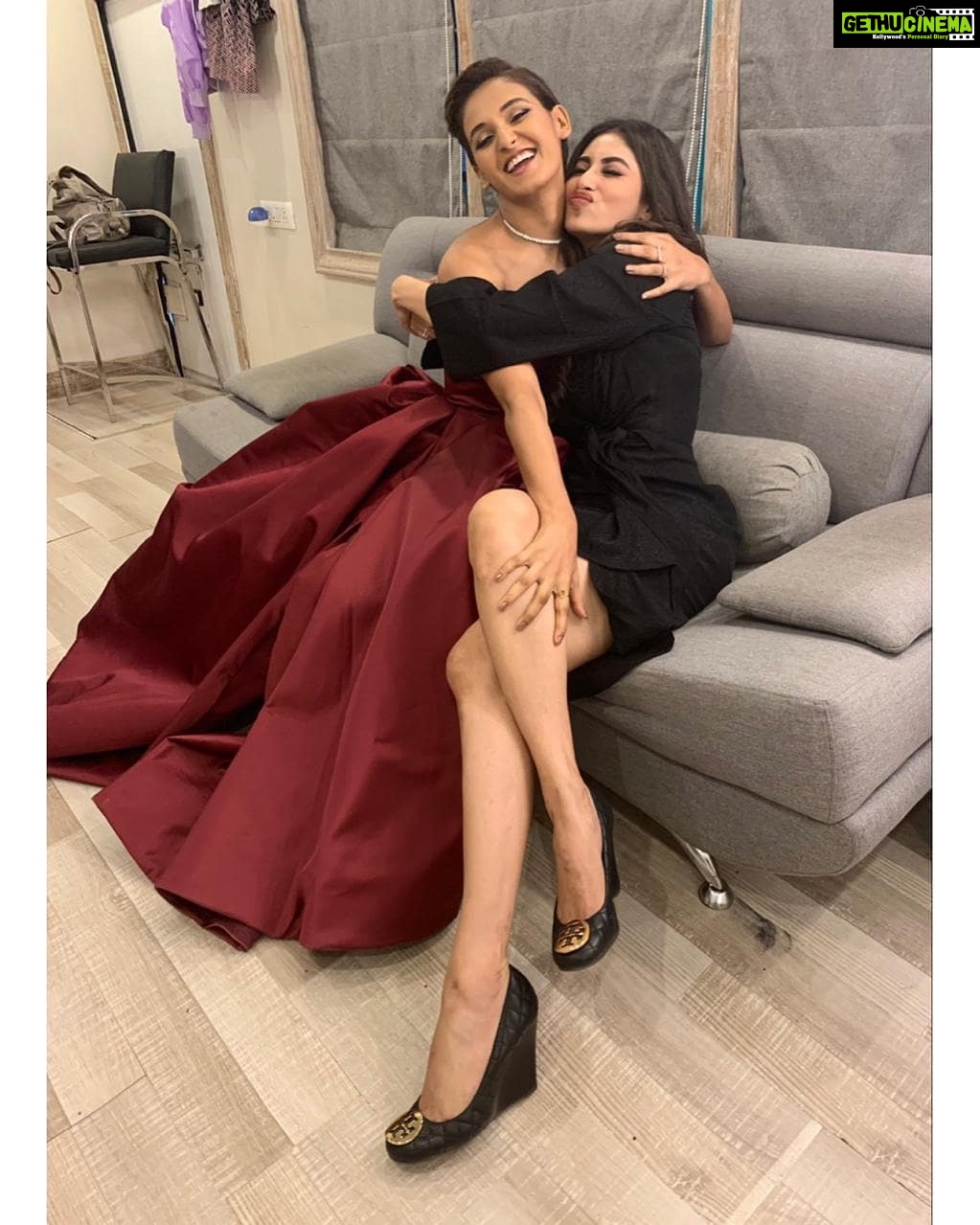 Shakti Mohan Instagram - Ek Dil hai... ek jaan hai π€π dono tujhpe kurbaan hai πΊπΊπΊπΊ @imouniroy I feel so proud of you Mouni doing so incredibly well and so grounded. Love you to eternity.