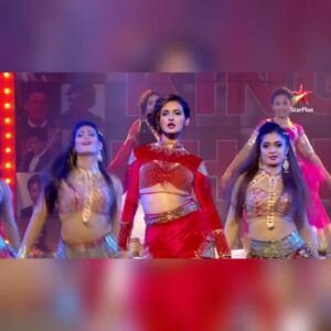 Shakti Mohan Instagram - Ending this year with a blast 💥🔥 So fortunate to be performing this iconic song in front of one and only SHAHRUKH KHAN Sir @iamsrk 🤗 So sweet of you @katrinakaif to shout my name in the middle of the performance. I heard it when I saw this video...yayyyyy 🤩 Never imagined any of this ever in my life... Thank you God for giving me these unreal experiences. Forever grateful to @starplus @remodsouza sir @framesproductioncompany #danceplus4 ♥️ Costume by @harshalds @neerajnavare.makeupartist @shabnam1014 @jagtap721