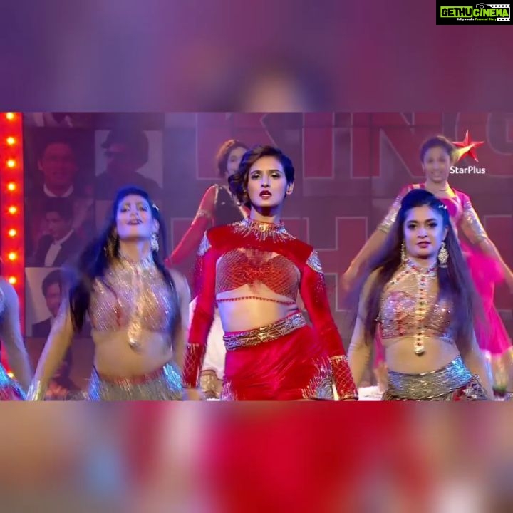 Shakti Mohan Instagram - Ending this year with a blast π₯π₯ So fortunate to be performing this iconic song in front of one and only SHAHRUKH KHAN Sir @iamsrk π€ So sweet of you @katrinakaif to shout my name in the middle of the performance. I heard it when I saw this video...yayyyyy π€© Never imagined any of this ever in my life... Thank you God for giving me these unreal experiences. Forever grateful to @starplus @remodsouza sir @framesproductioncompany #danceplus4 β₯οΈ Costume by @harshalds @neerajnavare.makeupartist @shabnam1014 @jagtap721