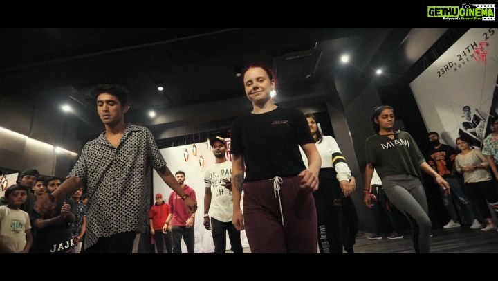 Shakti Mohan Instagram - Biggest blessing in life so far is " Nritya Shakti Studio " I feel incredible everyday when I see such dedicated and cool teachers/students there. The vibe is to die for...π It is so fulfilling to see dancers from all backgrounds, nationalities and experiences walking in to celebrate dance. Thank you so much for making 2018 so rocking. #NSXPUrban @nrityashakti @jajavankova @sagar_bora @poppinticko @piyush_bhagat @shaziasamji @s_kautia Neharika, Purvi @sanjip_rajak @ujwalgupta_ @m_pramoth @leonel.sequeira @dancechoksidance @trishita4 @_imran_mir @raull.chowdhary @mukeshgupta.eoc #intensivetrainingprogram