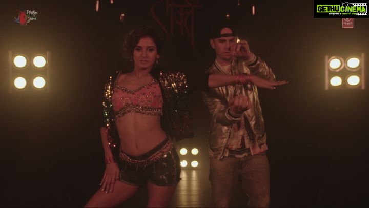 Shakti Mohan Instagram - Presenting our collaboration @poppinjohnsbk in a dance fusion video #AkhLadJaaveNrityaJam video out now : youtu.be/HaDgloviBSs . @tseries.official Directed by @rahuldid Shot by @ujwalgupta_ Studio @nrityashakti Music @harsh8harsh @neerajnavare.makeupartist @anitashil.hairstylist #NrityaJam Assistant Choreographers @poppinticko @moonlightt_____________ Costume @harshalds