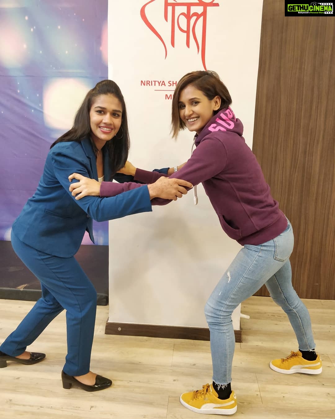 Shakti Mohan Instagram - Desh ki shaan @babitaphogatofficial ๐ฎ๐ณ #phogatsisters Real inspiration for the entire humankind and true example of the fact that with hardwork and determination ANYTHING IS POSSIBLE ๐บ๐บ๐บ Aapne itna motivate Kar diya mujhe aur mere team members ko. Thank you for sharing your unbelievable life instances. I love you and your family ๐ซ