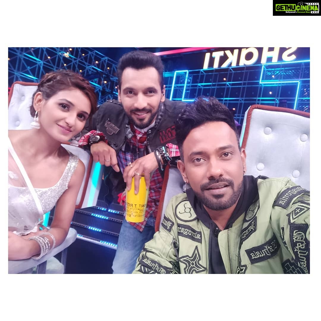 Shakti Mohan Instagram - Your Attitude determines your Altitude 🕊️ #danceplus4 @starplus . . Outfit by @sagarsarees Styled by @richa5ingh Team @tanisha_rkothari @neerajnavare.makeupartist @anitashil.hairstylist