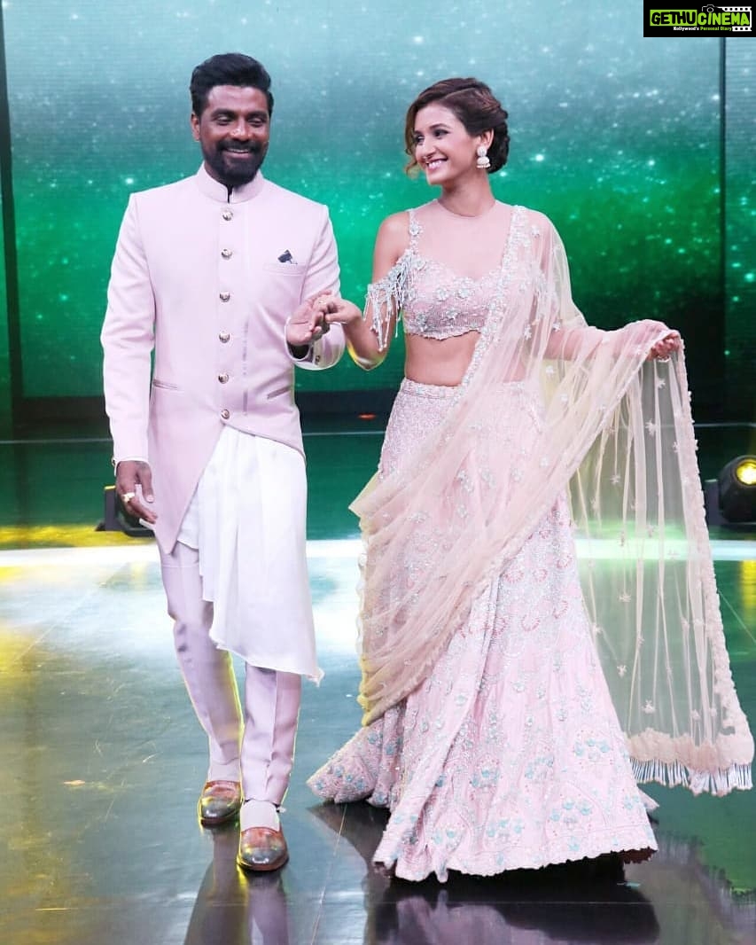 Shakti Mohan Instagram - Walking me through this incredible dancing aisle @remodsouza sir Love you soooo much 😍 #danceplus4 @starplus Outfit by @Payalkeyalofficial Styled by @richa5ingh Team @tanisha_rkothari @sajidkhanpc @neerajnavare.makeupartist @anitashil.hairstylist @jagtap721