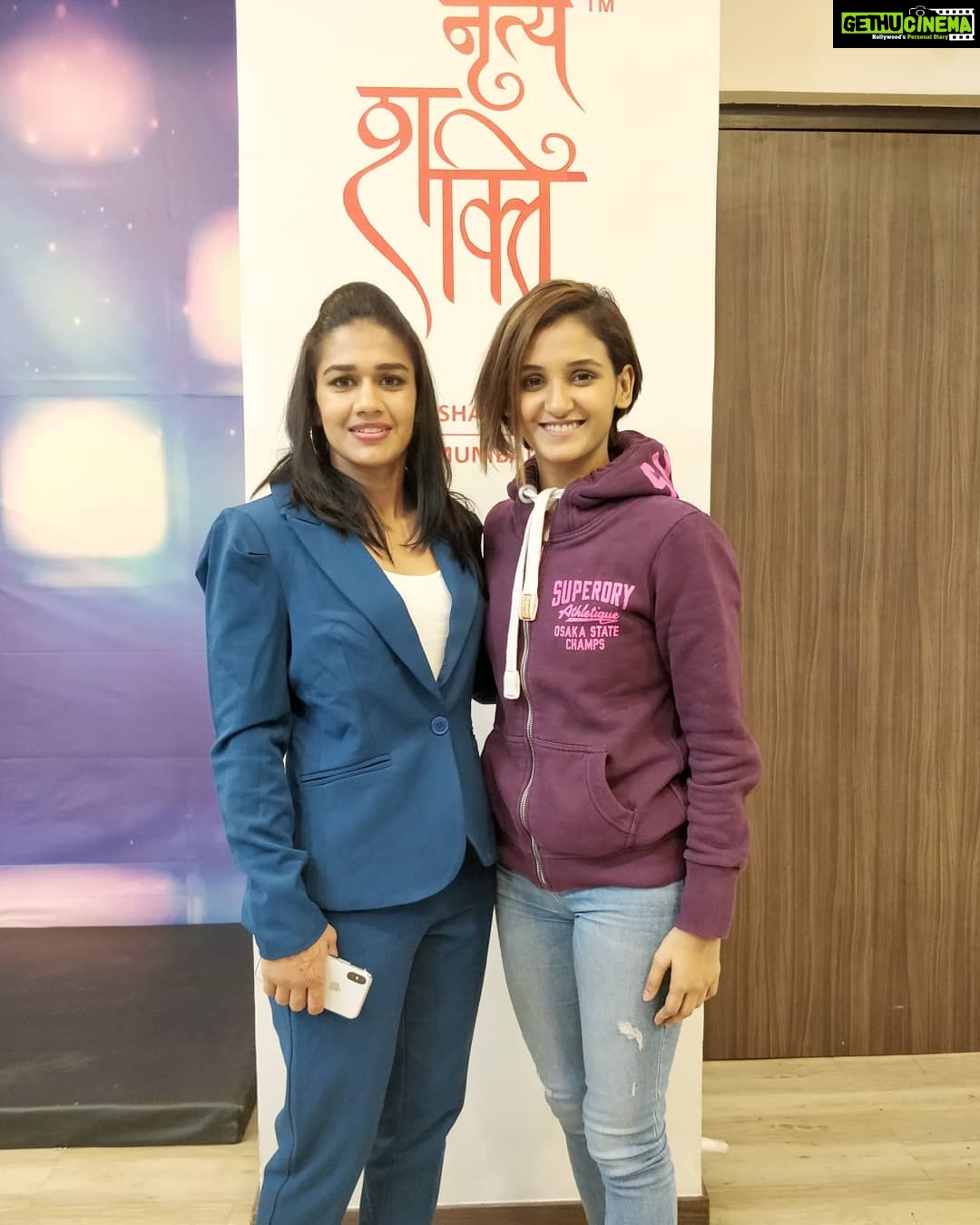 Shakti Mohan Instagram - Desh ki shaan @babitaphogatofficial ๐ฎ๐ณ #phogatsisters Real inspiration for the entire humankind and true example of the fact that with hardwork and determination ANYTHING IS POSSIBLE ๐บ๐บ๐บ Aapne itna motivate Kar diya mujhe aur mere team members ko. Thank you for sharing your unbelievable life instances. I love you and your family ๐ซ