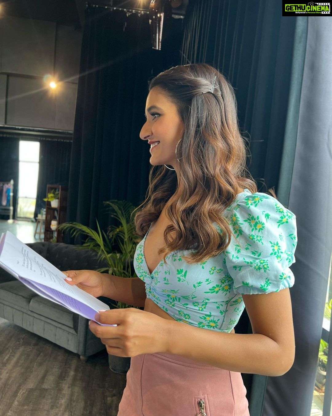 Shakti Mohan Instagram - Kya baat… Kya baat… Kya baat 🤙🏼 Baat hai kya lekin 😆🙊 Shooting with my favorites… Je Baat🤪 📷 @souravsharmaofficial 💄@neerajnavare.makeupartist 🎀@dwyessh_hairwizard Styled by @premavshetty Multi talented manager 👑 @ritickasjalan @aaliyahussainhairmakeupcreator