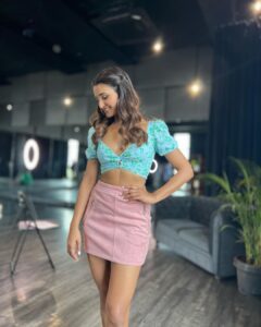 Shakti Mohan Instagram - Kya baat… Kya baat… Kya baat 🤙🏼 Baat hai kya lekin 😆🙊 Shooting with my favorites… Je Baat🤪 📷 @souravsharmaofficial 💄@neerajnavare.makeupartist 🎀@dwyessh_hairwizard Styled by @premavshetty Multi talented manager 👑 @ritickasjalan @aaliyahussainhairmakeupcreator