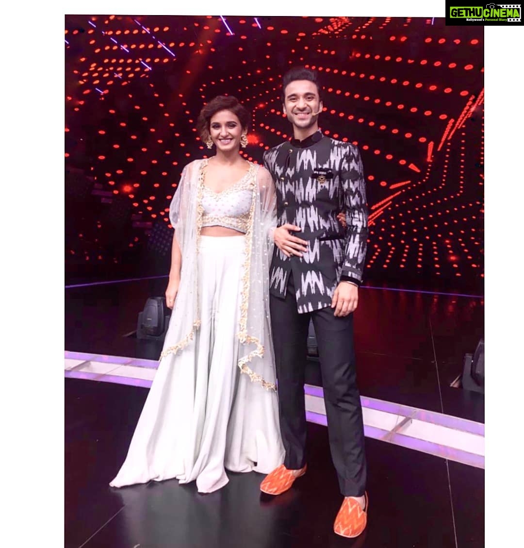 Shakti Mohan Instagram - Happy souls 🌺 . . Outfit by- @izzumimehta Styled by- @richa5ingh Assitant by- @tanisha_rkothari @neerajnavare.makeupartist @anitashil.hairstylist @jagtap721 #danceplus4