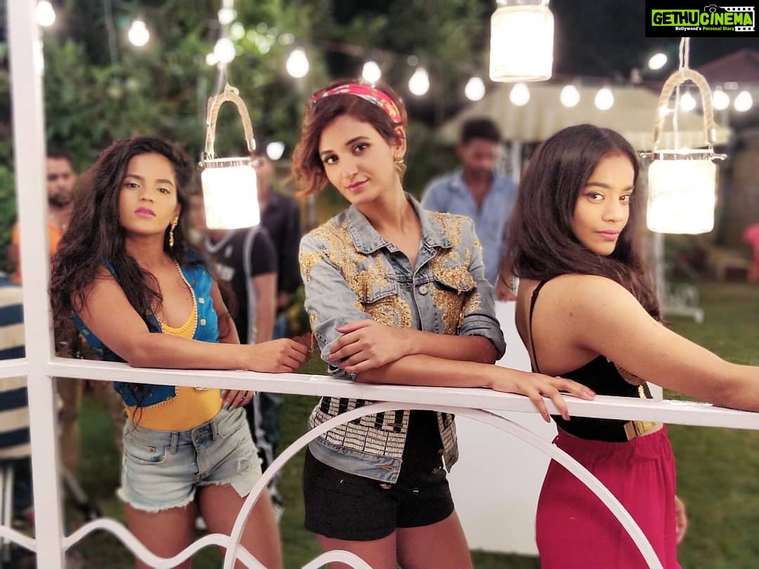 Shakti Mohan Instagram - Break a leg song is OUT NOW Link in bio 🎵 @harsh8harsh @muskkaanjaferi Music played on @ultimateears #IndiaProof #liveultimate @thehandmadefilms @ruelhiphop @dancing_directioner @not_alishashaikh