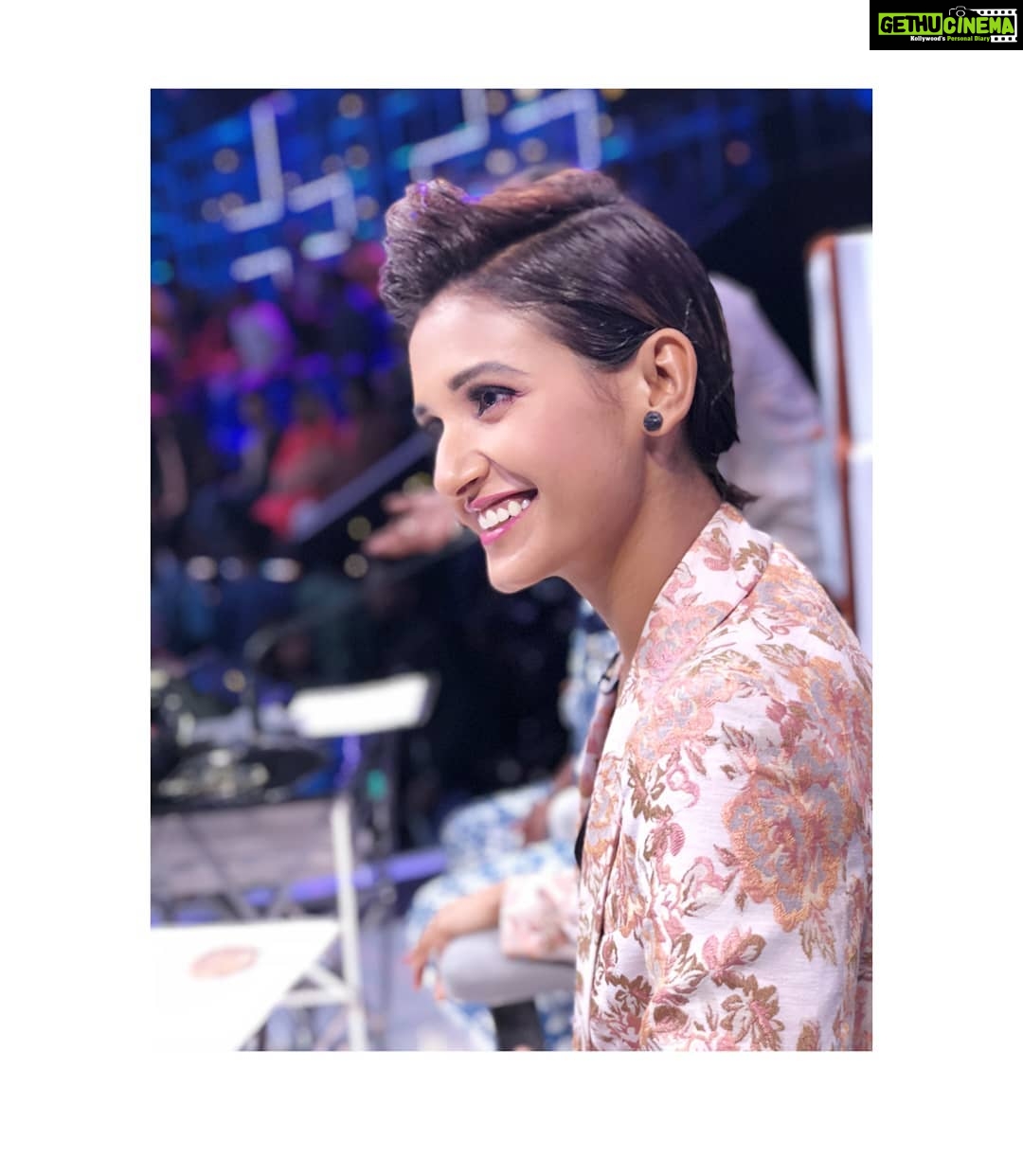 Shakti Mohan Instagram - Thank you everyone for your wonderful and heart felt wishes for my birthday. Love you all 🌺 . . 📷 @punitjpathak