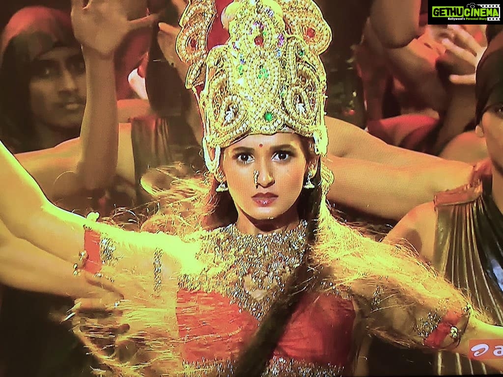 Shakti Mohan Instagram - Such a privilege to portray a goddess. Saluting the Indestructible Spirit of a Woman . . @rithvik_d @paldenlama @deepak5678 @starplus #dandiyanights