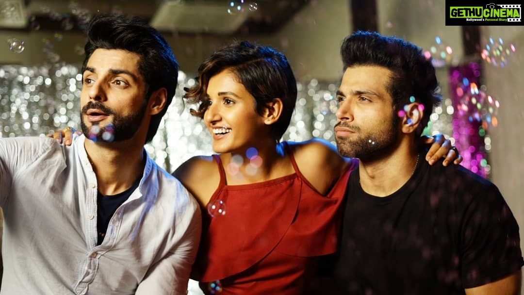 Shakti Mohan Instagram - HILLLLARIOUS 🤣🤣@imkaranwahi @rithvik_d COMING SOON #breakaleg @nrityashakti @thehandmadefilms @alishasingh.official 📷@souravsharmaofficial