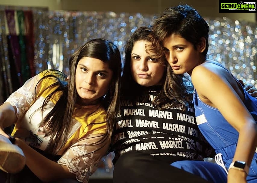 Shakti Mohan Instagram - Itni beauty bhagwan humein kyun dedi 🔥🙈🤣😜😍 @srishtipatch @mallikadua @thehandmadefilms @nrityashakti #breakaleg 📷@souravsharmaofficial