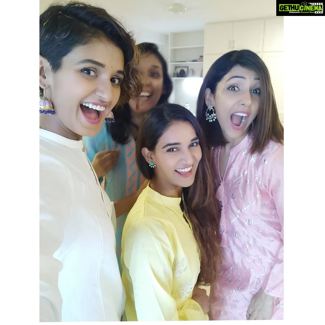 Shakti Mohan Instagram - Missing you beheno ♥️ @neetimohan18 @kmohan12 @muktimohan