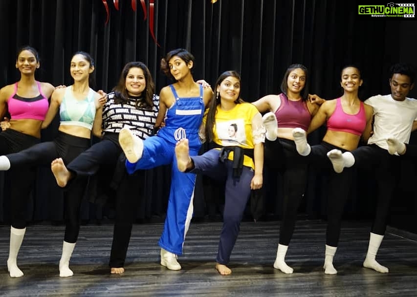Shakti Mohan Instagram - Itni beauty bhagwan humein kyun dedi 🔥🙈🤣😜😍 @srishtipatch @mallikadua @thehandmadefilms @nrityashakti #breakaleg 📷@souravsharmaofficial