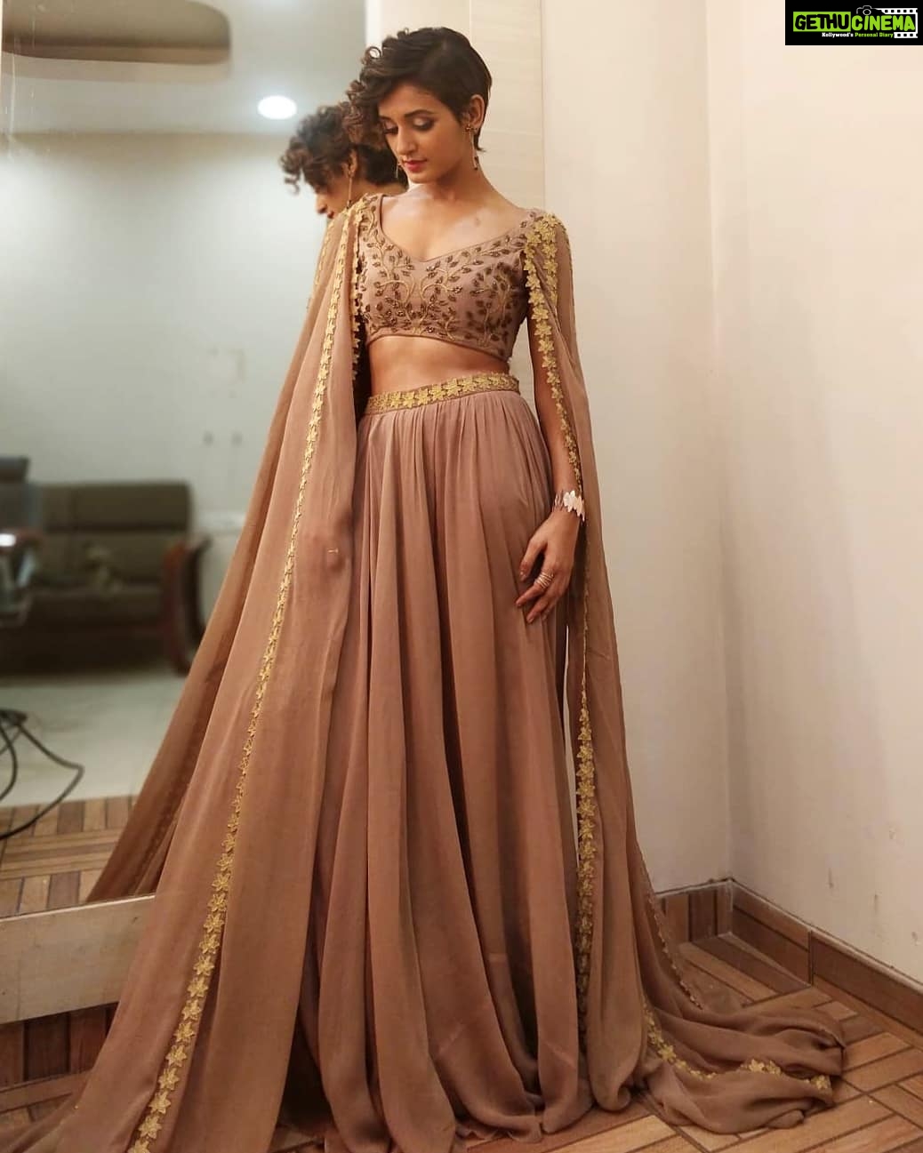 Shakti Mohan Instagram - I love my team ♥️♥️♥️ Stronger together 💪🏼 . @jagtap721 @neerajnavare.makeupartist @anitashil.hairstylist @saachivj @premavshetty @kotharimegha