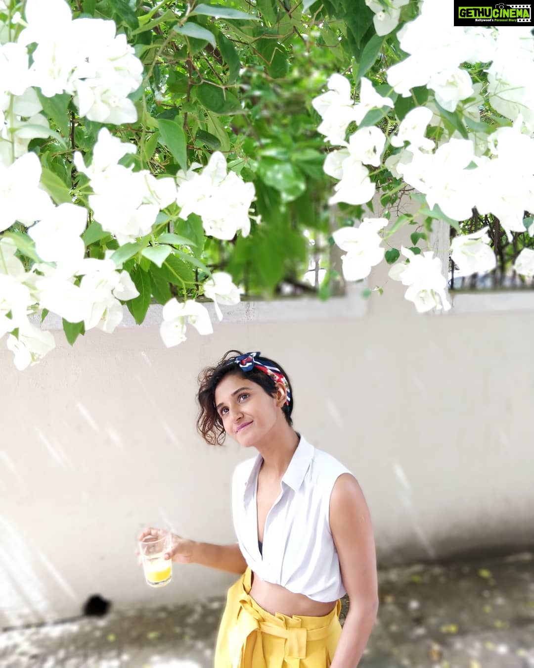 Shakti Mohan Instagram - Can't get over it's beauty 🌺